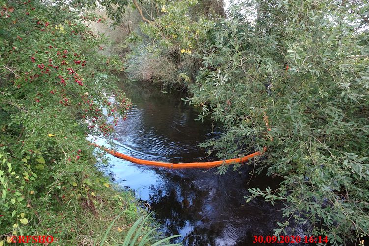 Ölsperre an der Isebrücke Feldstraße