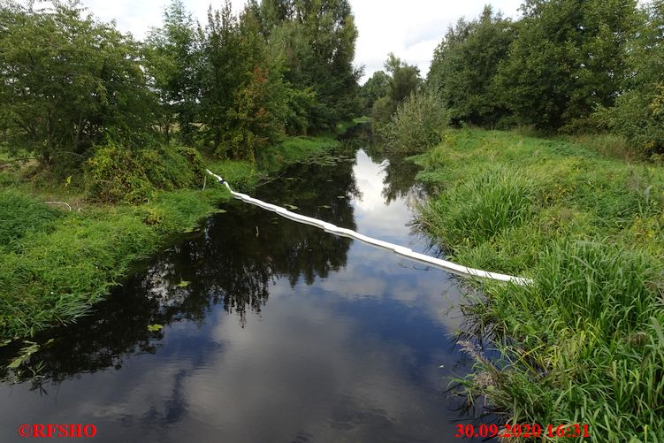 Ölsperre an der Isebrücke Wahrenholz