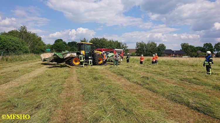 Trecker brennt auf dem Feld