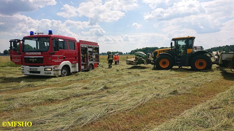 Trecker brennt auf dem Feld