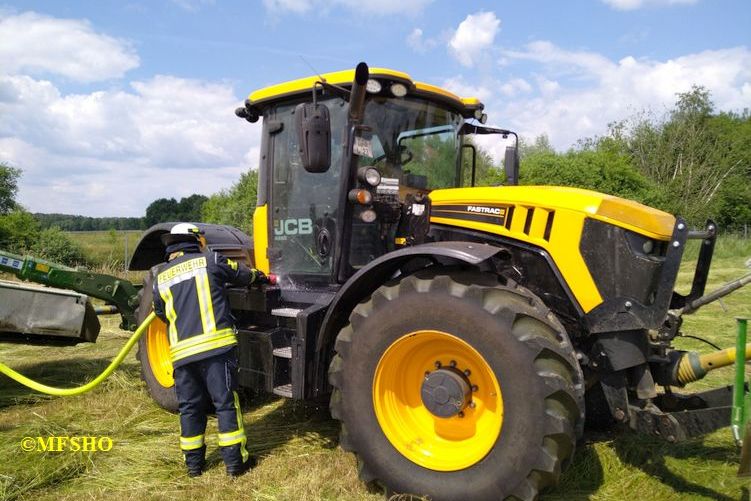 Trecker brennt auf dem Feld