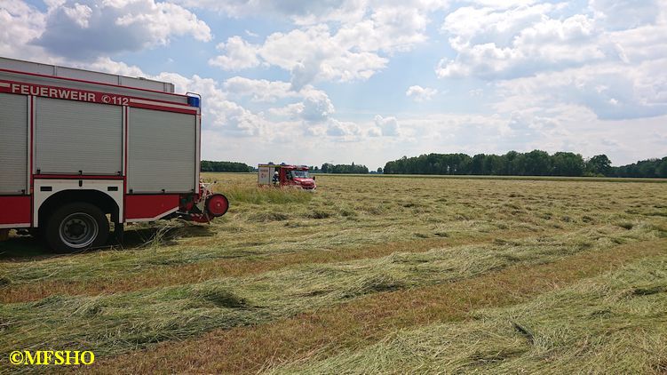 Trecker brennt auf dem Feld