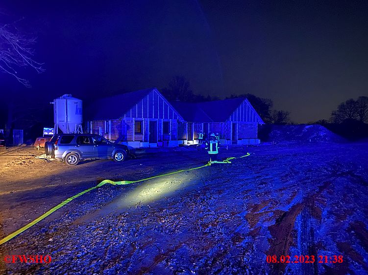 B_2 Finkenweg brennt Gasflasche im Rohbau