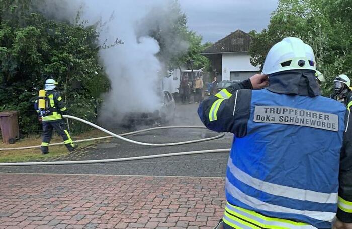 Die Feuerwehr wurde am Sonntag zu einem Feuer nach Schönewörde gerufen.
Der Gebäudebrand entpuppte sich jedoch als Pkw-Brand. © Gemeindefeuerwehr Foto: gades