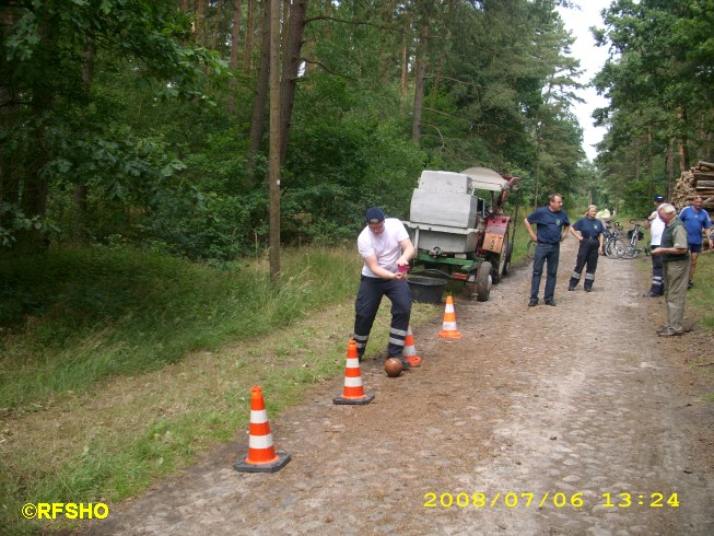 >Wassertransport und Fussball spielen