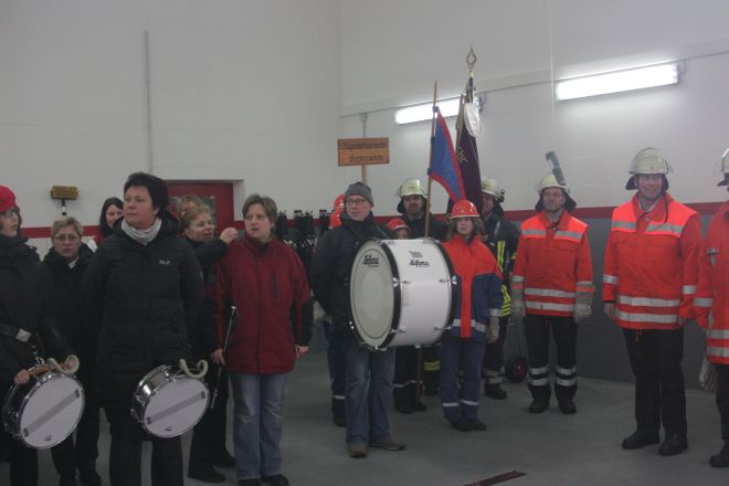 Die Feuerwehrfahne ist ins neue Feuerwehrhaus umgezogen