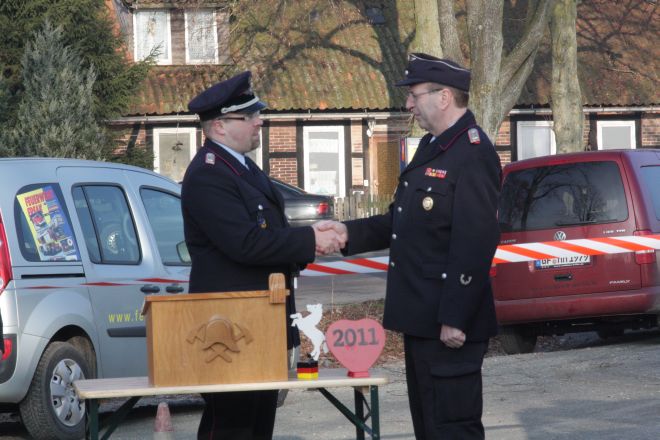 Gemeindebrandmeister Torsten Winter übergibt die Schlüssel an OrtsBM R. Feldmann