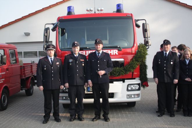 Schlüsselübergabe an Gerätewart Jan-Hendrik Kahrens