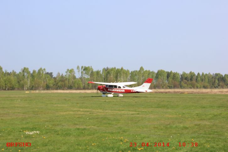 Die D-EFVP des Sttzpunktes Peine, Florian Flugdienst 2 rollt zum Start