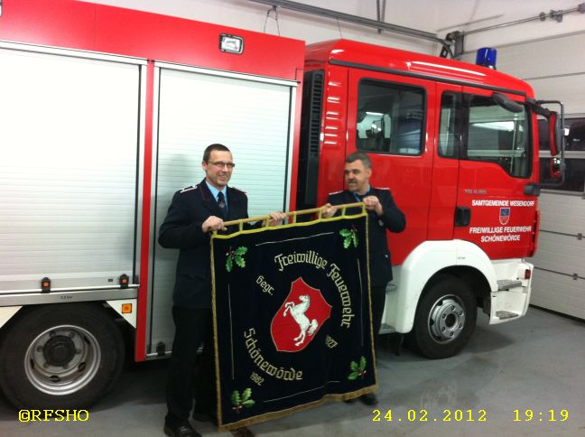 Stefan Buchheister übergibt die Feuerwehrfahne