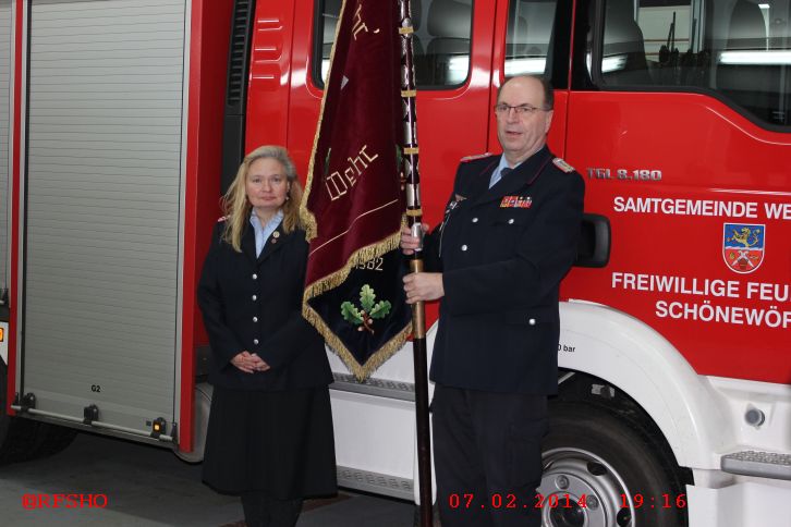 Rolf Feldmann übergibt die Feuerwehrfahne