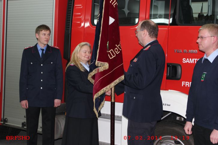 Rolf Feldmann übergibt die Feuerwehrfahne