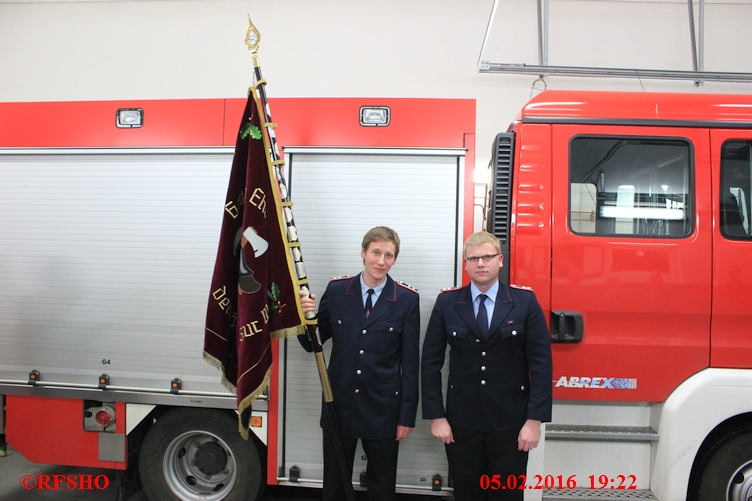 Ulf Steuber übernimmt die Feuerwehrfahne von Sören Weidl