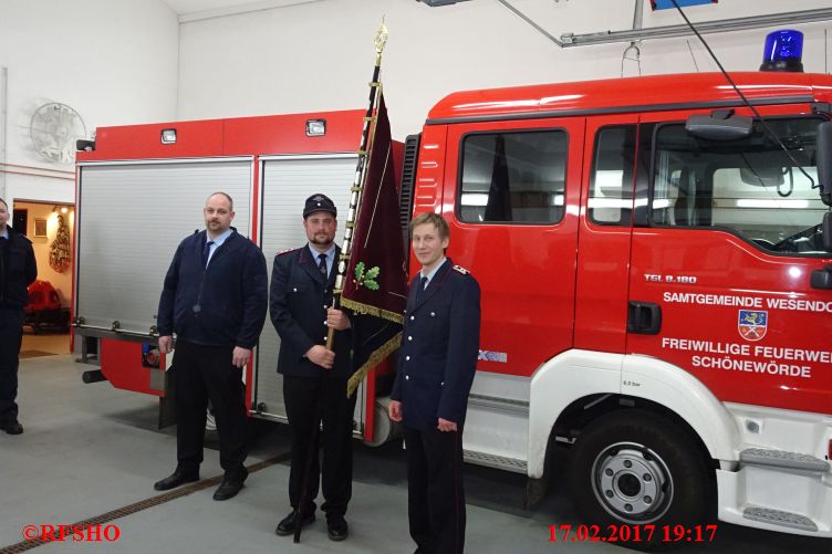 Jan-Hendrik Kahrens übernimmt die Feuerwehrfahne von Ulf Steuber