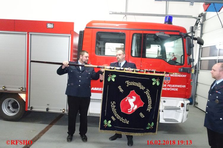 Jan-Hendrik Kahrens übergibt die Feuerwehrfahne an Michael Zauter