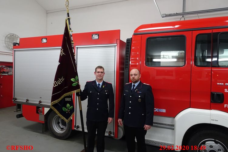 Michael Zauter übergibt die Feuerwehrfahne an Peter Tschakowez