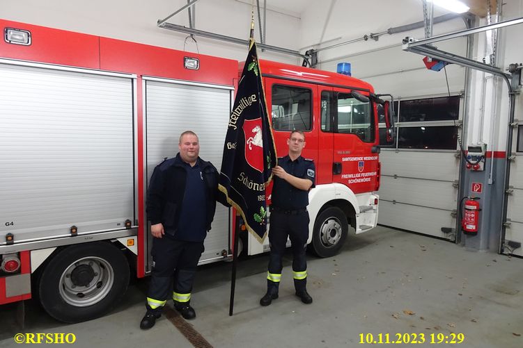 Michael Zauter übergibt die Feuerwehrfahne an Peter Tschakowez