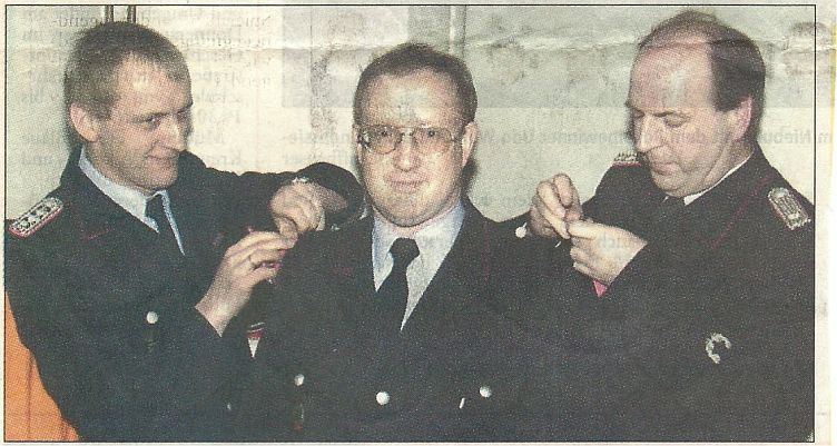 Erster Hauptfeuerwehrmann: Rolf Feldmann (r.) und Ulrich Wulfert (1.) knöpfen Ulrich Meyer die 
neuen Schulterstücke auf die Schultern. Photowerk (ww)  