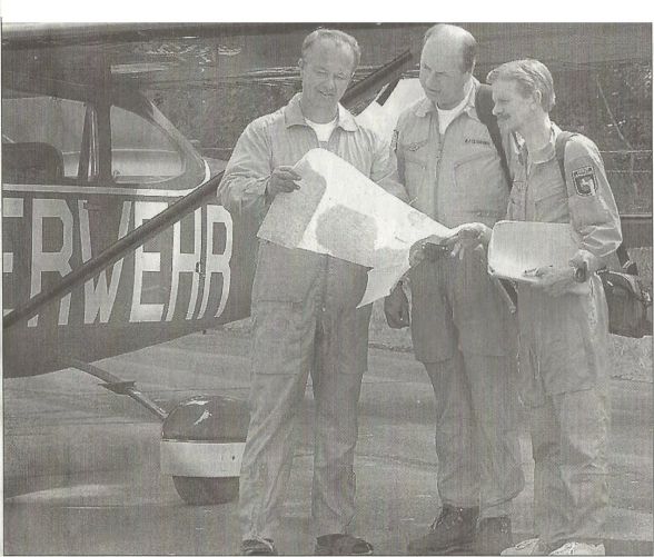 Vorbereitung für den Überwachungsflug: (v.l.) Pilot Jochen Pischel, Feuerwehrmann Rolf Feldmann und der Forstbeamte Heiko Gropp. Vorbereitung für den Überwachungsflug: (v.l.) Pilot Jochen Pischel, Feuerwehrmann Rolf Feldmann und der Forstbeamte Heiko Gropp.