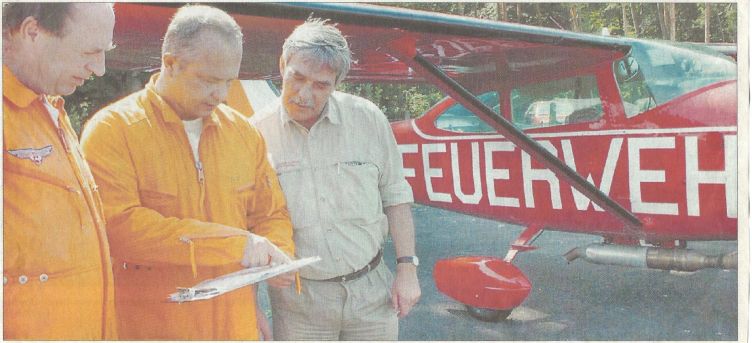 Oberbrandmeister Rolf Feldmann (links) und Christian Bethke vom Forstamt Nienburg über 
die Route des Überwachungsfluges.  Ini