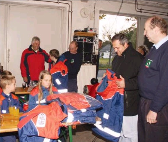 Jugendlichen der Feuerwehr Schnewrde erhalten zehn neue Wetterschutzjacken
