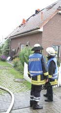 Blitzschlag: 50 Feuerwehrleute löschten. Blitzschlag: 50 Feuerwehrleute löschten.