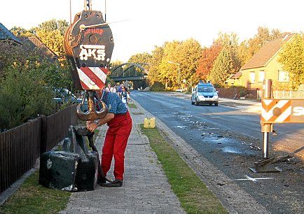 Ein Kranwagen barg das abgerissene 1,4-Tonnen-Gewicht.