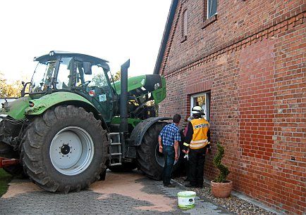 Der Trecker rammte ein Loch in die Hauswand