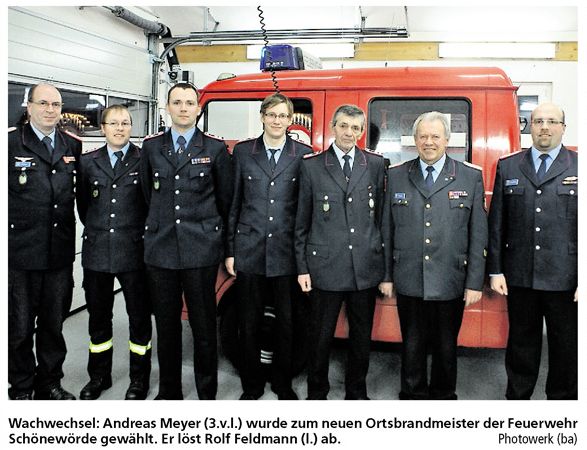 Wachwechsel: Andreas Meyer (3.v.l.) wurde zum neuen Ortsbrandmeister derFeuerwehr Schönewörde gewhlt. Er löst Rolf Feldmann (l.) ab. Photowerk (ba)