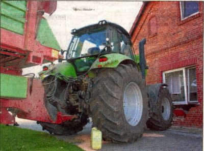 Der Traktor schlug nach einer 30 Meter langen führerlosen Fahrt in ein Wohnhaus ein.