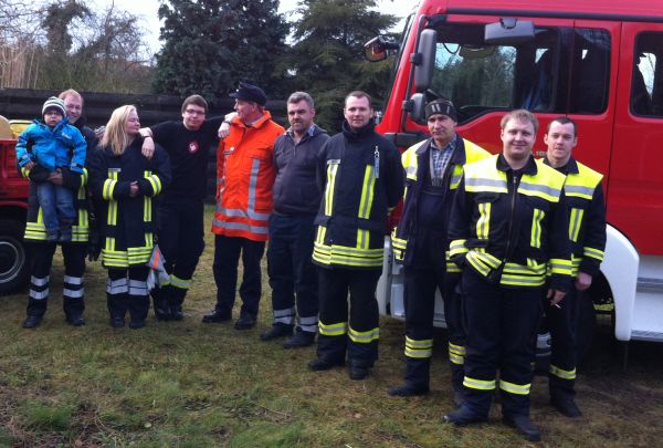 Zu den schönsten Traditionen der Feuerwehren aus Schönewörde und Abbendorf zählt das alljährliche 
Grenztreffen am Silvestertag. Foto: Zuber