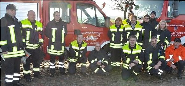 Bei herrlichem Sonnenschein trafen sich die Kameraden der Abbendorfer und der Schönewörder Feuerwehr am Sonnabend am Ortseingang von Waddekath. − Foto: Christina Bendigs Bei herrlichem Sonnenschein trafen sich die Kameraden der Abbendorfer und der Schönewörder Feuerwehr am Sonnabend am Ortseingang von Waddekath. − Foto: Christina Bendigs