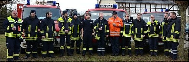 Mitglieder der Wehren aus Abbendorf und Schönewörde stellten sich beim 23. Silvestertreffen vor ihren Fahrzeugen zum Erinnerungsfoto auf. − Foto: Antje Mewes