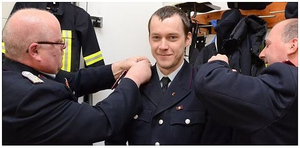 Heiko Fricke (links) und Ramon Schubert (rechts) befestigten die Schulterstücken an Martin Frickes Uniform. Er ist zum Wehrleiter gewählt worden und wurde während der Jahreshauptversammlung auch zum Oberlöschmeister befördert. | Foto: Christina Bendigs