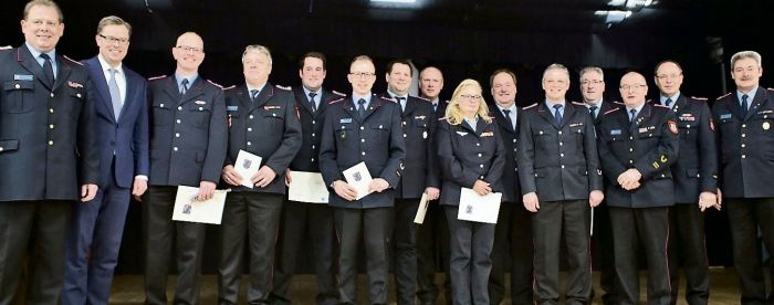 Beförderungen bei den Brandschtzern: Thomas
Krok (r.) zeichnete in Meine verdiente Kameraden aus. Foto: Lea Rebuschat