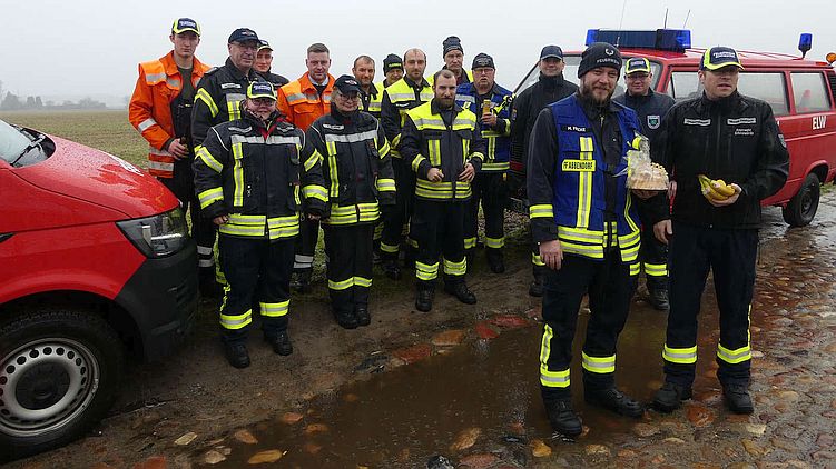 Baumkuchen aus der Altmark, Bananen aus dem Westen: Ohne diese Zeremonie geht kein Treffen in Waddekath über die Bühne. 
Schönewördes Ortsbrandmeister Michael Feldmann (r.) und Abbendorfs Wehrchef Martin Fricke führten am Silvestertag nach 
der Corona-Pause die seit drei Jahrzehnten bestehende Tradition im Kreise ihrer Freunde weiter.©Kai Zuber